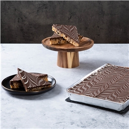 Marble Crunch Tray Bake 12s 935g pack shot